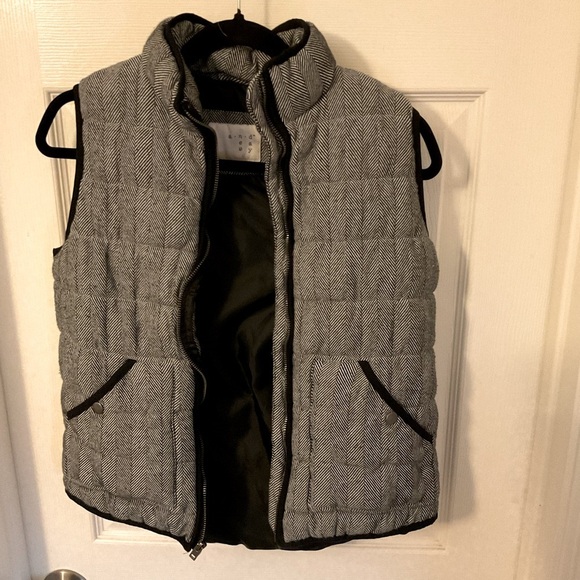 A new day Cute gray puffer vest size medium - Picture 2 of 16
